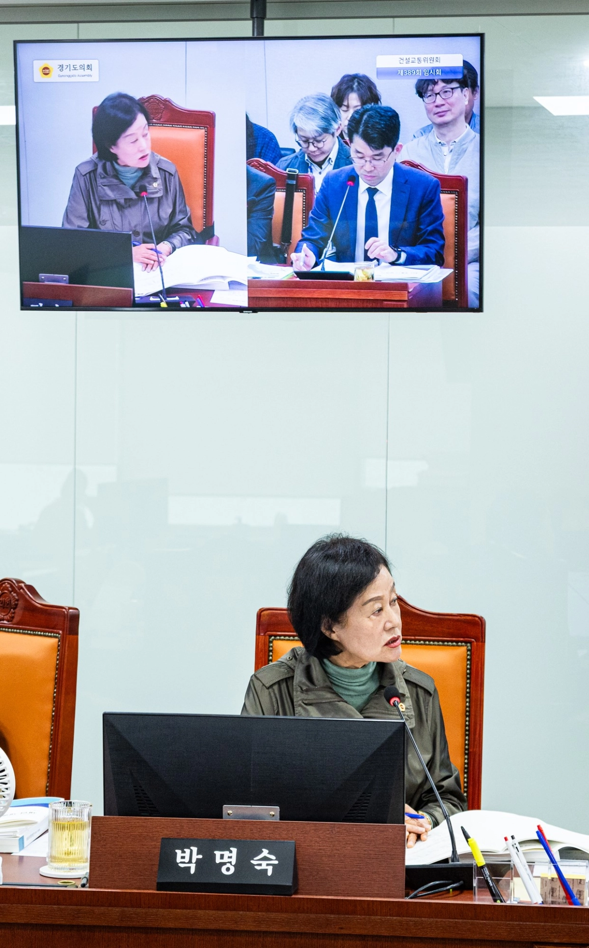 박명숙 의원이 24일 열린 건설교통위원회 1차 추가경정예산 심사에서 건설국을 상대로 질의하고 있다.(사진=경기도의회)