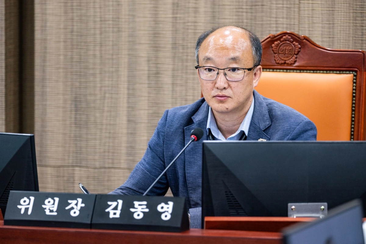 김동영 의원이 24일 2026년 제1회 추가경정예산안 심사에서 철도항만물류국 상대로 질의하고 있다.(사진=경기도의회)