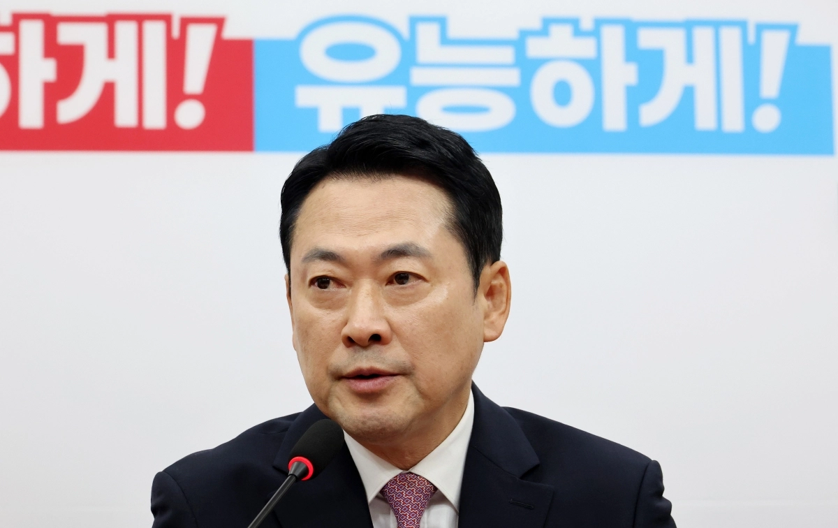 장동혁 국민의힘 대표가 24일 국회에서 브리핑을 열고 정보 누설 논란이 제기된 정동영 통일부 장관에 대한 해임 건의안의 내용과 현안 관련 질의에 답하고 있다. 연합뉴스