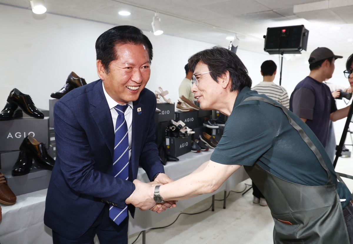 정청래 더불어민주당 대표가 24일 오후 서울 성동구 언더스탠드에비뉴에 마련된 청각장애인 수제화 브랜드 ‘아지오’ 매장 오픈 행사에 참석해 유시민 작가와 대화하고 있다. 2026.4.24 뉴스1