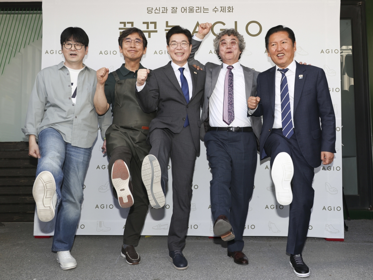 정청래 더불어민주당 대표와 정원오 서울시장 후보가 24일 서울 성동구 사회적 협동조합 ‘아지오’에서 기념 촬영하고 있다. 왼쪽부터 탁현민 전 청와대 의전비서관, 유시민 작가, 정원오 후보, 유석영 아지오 대표, 정 대표. 뉴스1