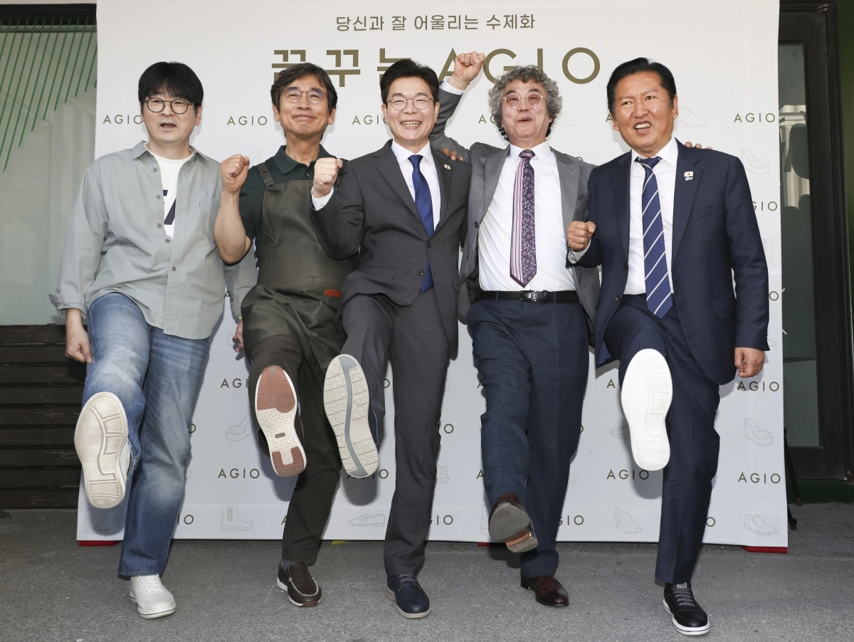 정청래 더불어민주당 대표와 정원오 서울시장 후보가 24일 서울 성동구 사회적 협동조합 ‘아지오’에서 기념 촬영하고 있다. 왼쪽부터 탁현민 전 청와대 의전비서관, 유시민 작가, 정원오 후보, 유석영 아지오 대표, 정 대표. 뉴스1