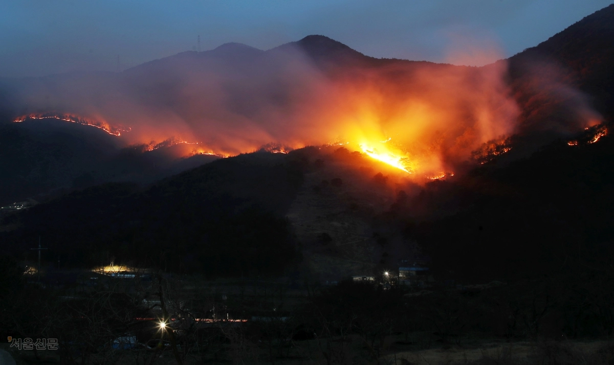 경남 산청 대형 산불이 사흘째로 접어든 지난해 3월 23일 오후 산청군 단성면 일대에서 산불이 번지고 있다. 2025.3.23. 뉴스1