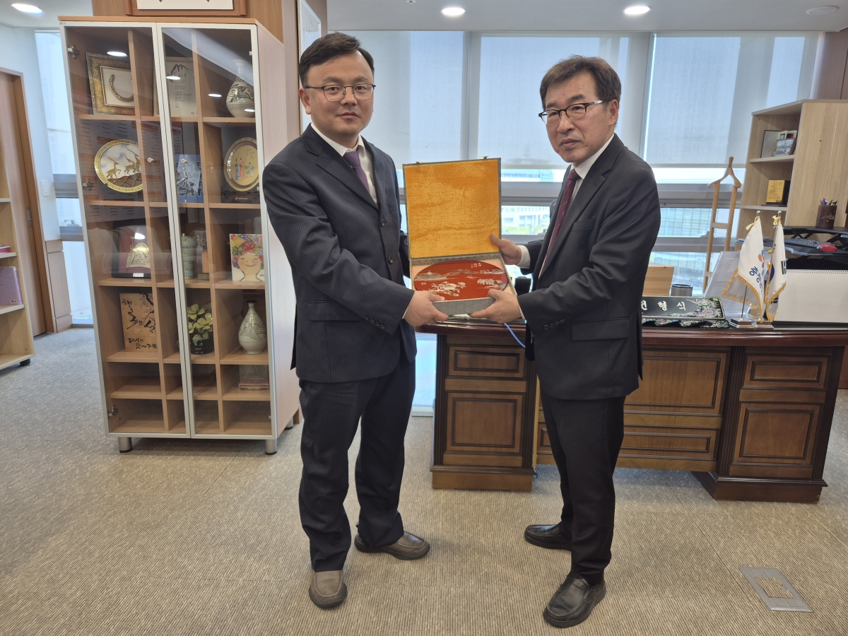 전형식 정무부지사(오른쪽)가 스춘쥔 중국 양저우시 판공실 부주임과 선물을 주고 받고 있다. 도 제공