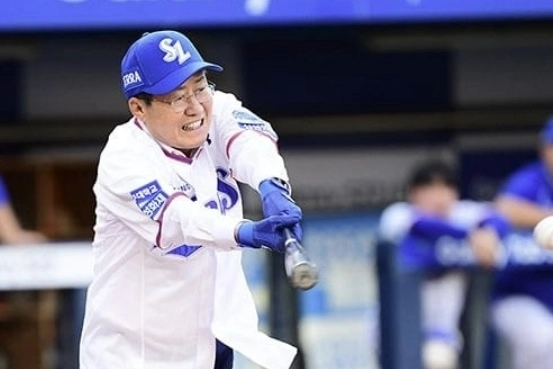 홍준표 전 대구시장이 재임 시절인 2022년 8월 대구 삼성라이온즈파크에서 시타를 하는 모습. 홍준표 전 대구시장 페이스북