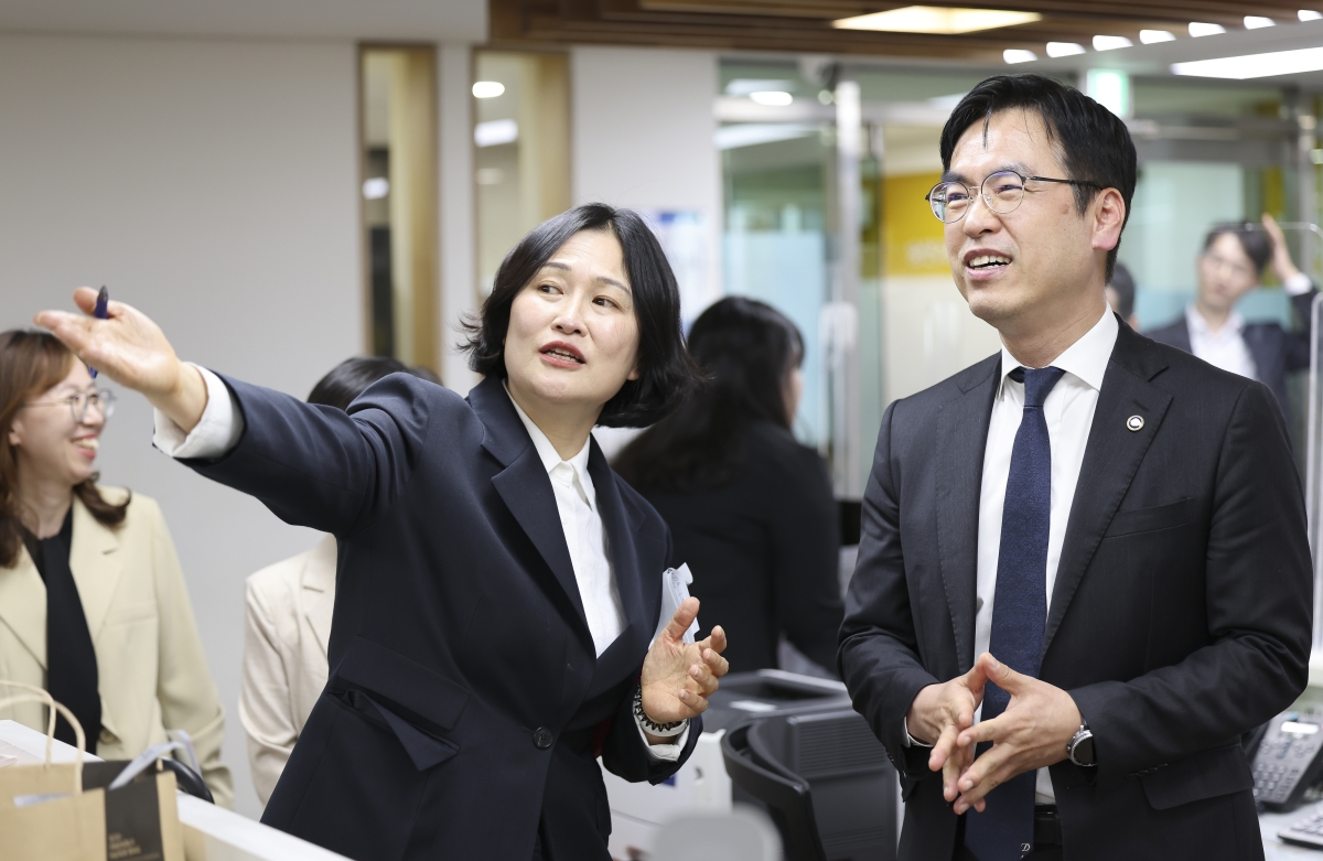 김민재(사진 오른쪽 첫번째) 행정안전부 차관이 24일 서울 종로구 숭인2동 주민센터를 찾아 관계자로부터 고유가 피해지원금 준비 상황을 듣고 있다. 행정안전부 제공