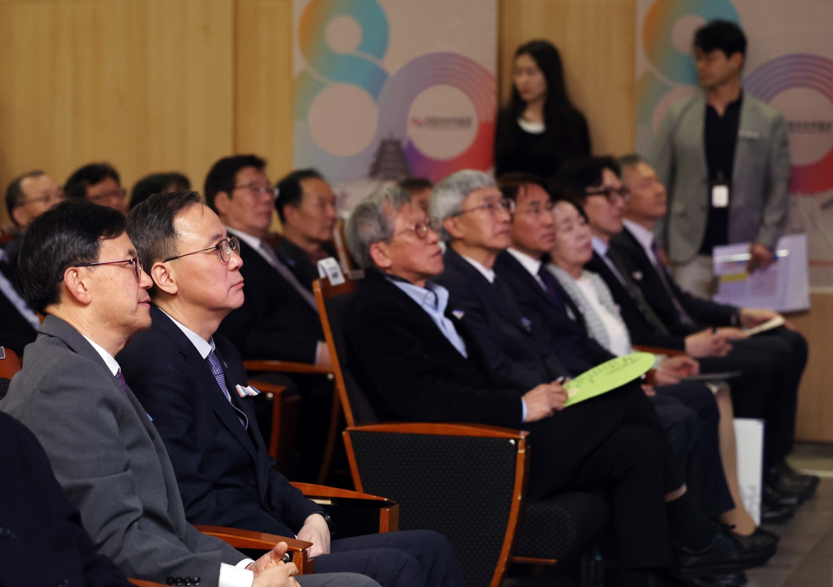 김영수(왼쪽 두 번째) 문화체육관광부 1차관과 유홍준(왼쪽 세 번째)국립중앙박물관 관장 24일 서울 종로구 국립민속박물관에서 열린 개관 80주년 기념식에서 영상을 시청하고 있다.  뉴시스