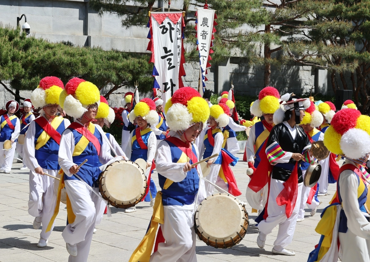 24일 서울 종로구 국립민속박물관에서 박물관 개관 80주년을 기념하는 농악 공연이 펼쳐지고 있다.  연합뉴스