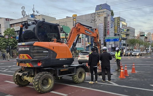 대구 남구 이천동 남구청네거리에서 24일 오후 5시쯤  가로·세로 약 50㎝ 가량에 깊이 2m의 싱크홀이 발생해 관계 당국이 복구 작업을 벌이고 있다. 독자 제공