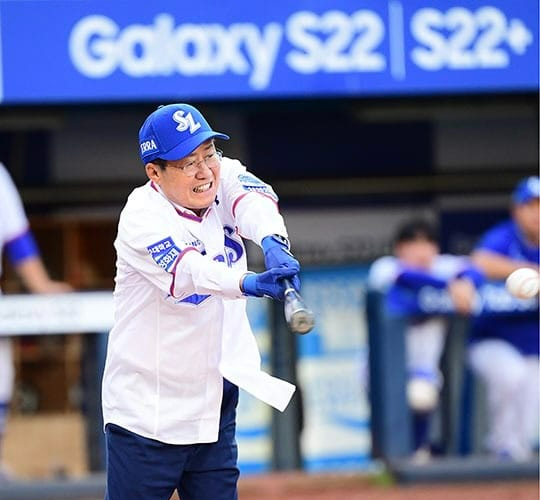 홍준표 전 대구시장이 2022년 8월 삼성 라이온즈 경기에서 시타하는 모습. 페이스북 캡처