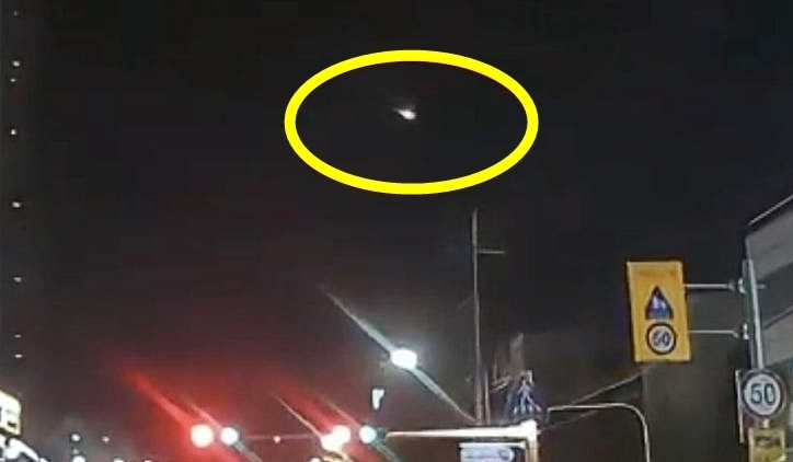 24일 밤 낙하하는 화구 추정 물체의 모습. 2026.4.24 연합뉴스(독자 제공)