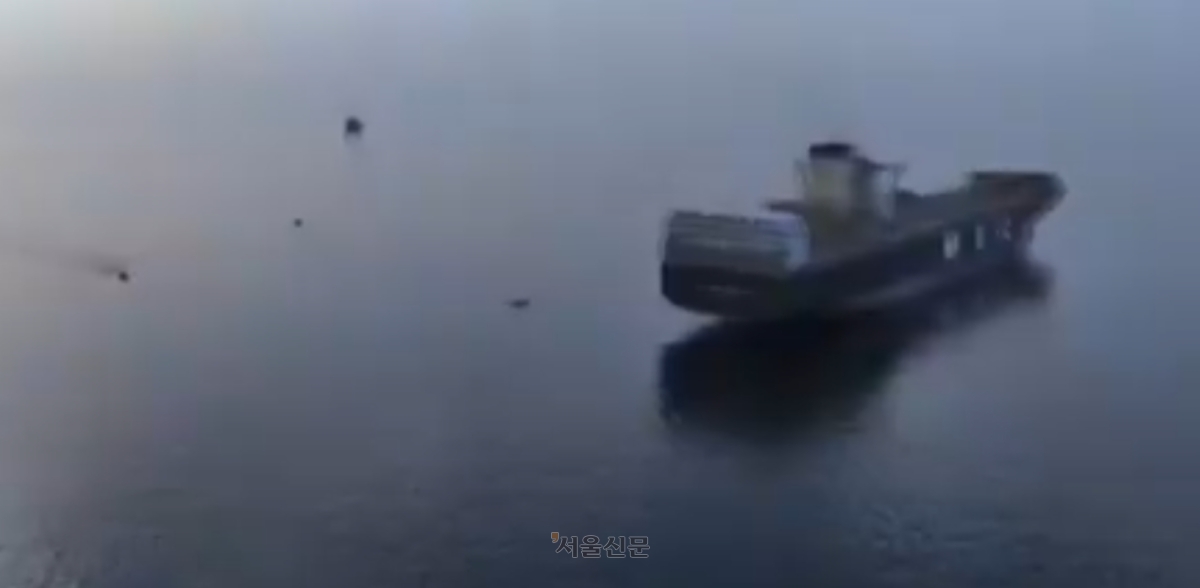 22일(현지시간) 이란 국영방송이 배포한 이란 군인들의 호르무즈 해협 통과 컨테이너선 나포 장면. 2026.4.23 IRIB 캡처