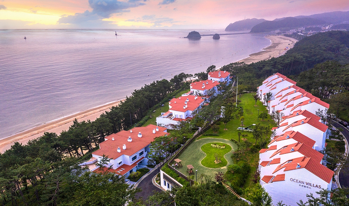 충남 태안 꽃지해수욕장 해변을 따라 조성된 아일랜드 리솜 리조트. 호반호텔앤리조트 제공