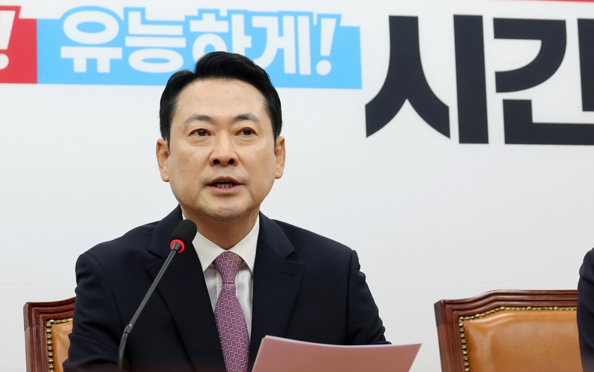 장동혁 국민의힘 대표가 지난 24일 국회에서 브리핑을 열고 정보 누설 논란이 제기된 정동영 통일부 장관에 대한 해임 건의안과 현안 관련 질의에 답하고 있다. 2026. 4. 24. 연합뉴스