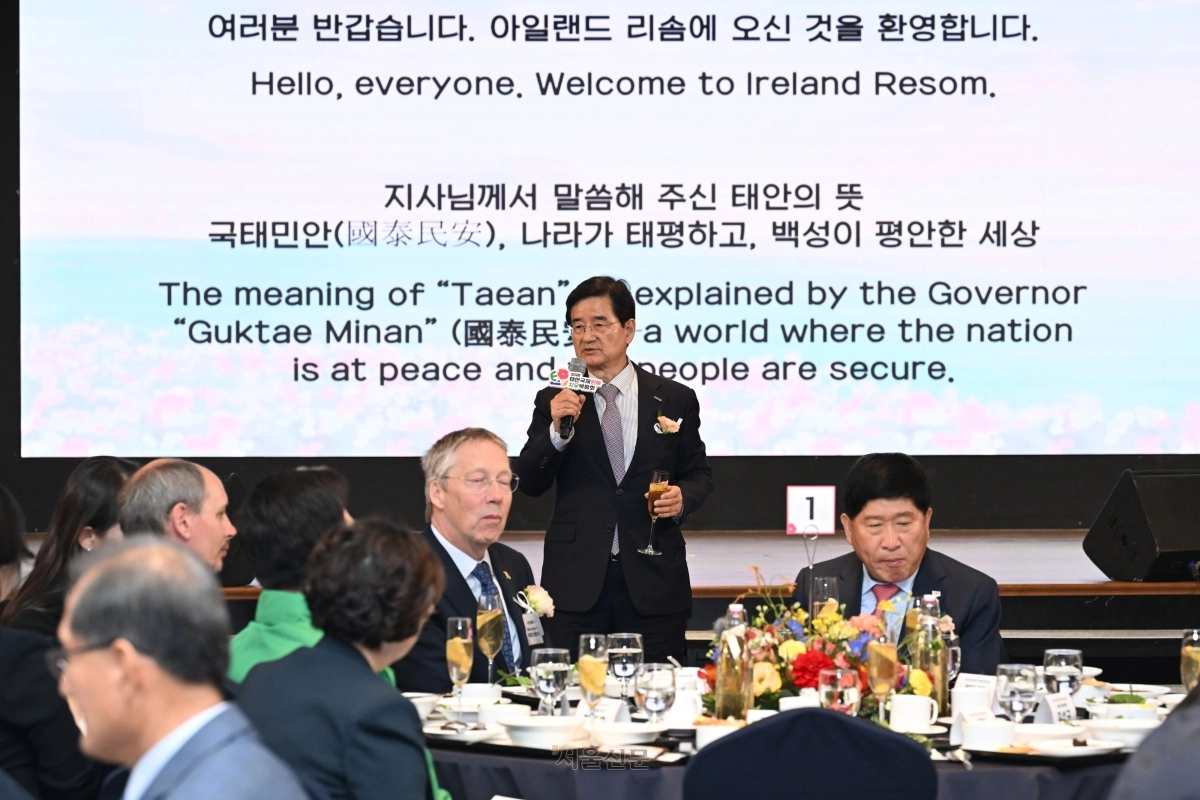 25일 충남 태안군 안면읍 아일랜드리솜 그랜드홀에서 열린 2026 태안국제원예치유박람회 환영 리셉션에서 김선규 호반그룹 회장이 건배제의를 하고 있다. 2026.4.25. 도준석 전문기자