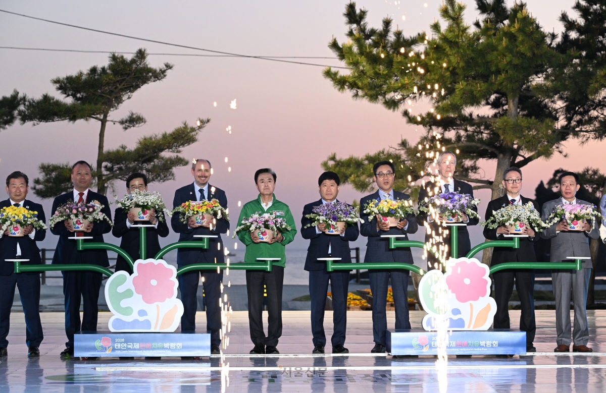 충남 태인군 안면읍 꽃지해안공원 특설무대에서 열린 2026 태안국제원예치유박람회 개막식에서 김태흠 충남도지사, 가세로 태안군수, 김선규 호반그룹 회장 및 내빈들이 세리머니를 하고 있다. 2026.4.25. 도준석 전문기자