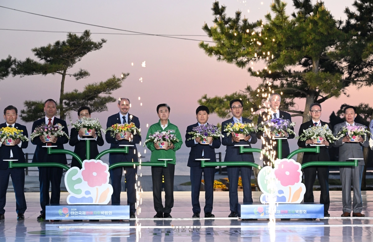충남 태인군 안면읍 꽃지해안공원 특설무대에서 열린 2026 태안국제원예치유박람회 개막식에서 김태흠 충남도지사, 가세로 태안군수, 김선규 호반그룹 회장 및 내빈들이 세리머니를 하고 있다. 2026.4.25. 도준석 전문기자