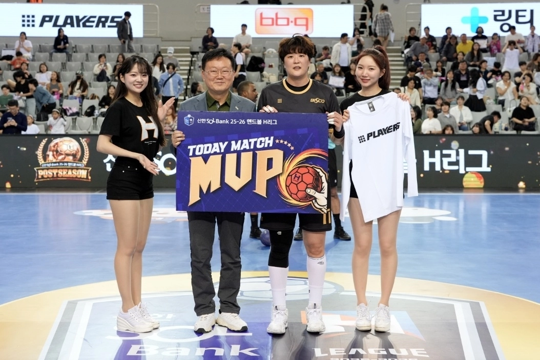 부산시설공단 이성림 이사장이 25일 서울시 송파구 티켓링크 라이브 아레나에서 열린 2025~26 핸드볼 H리그 여자부 준플레이오프 경기에서 최우수선수에 뽑힌 류은희과 기념 촬영을 하고 있다. 한국핸드볼연맹 제공