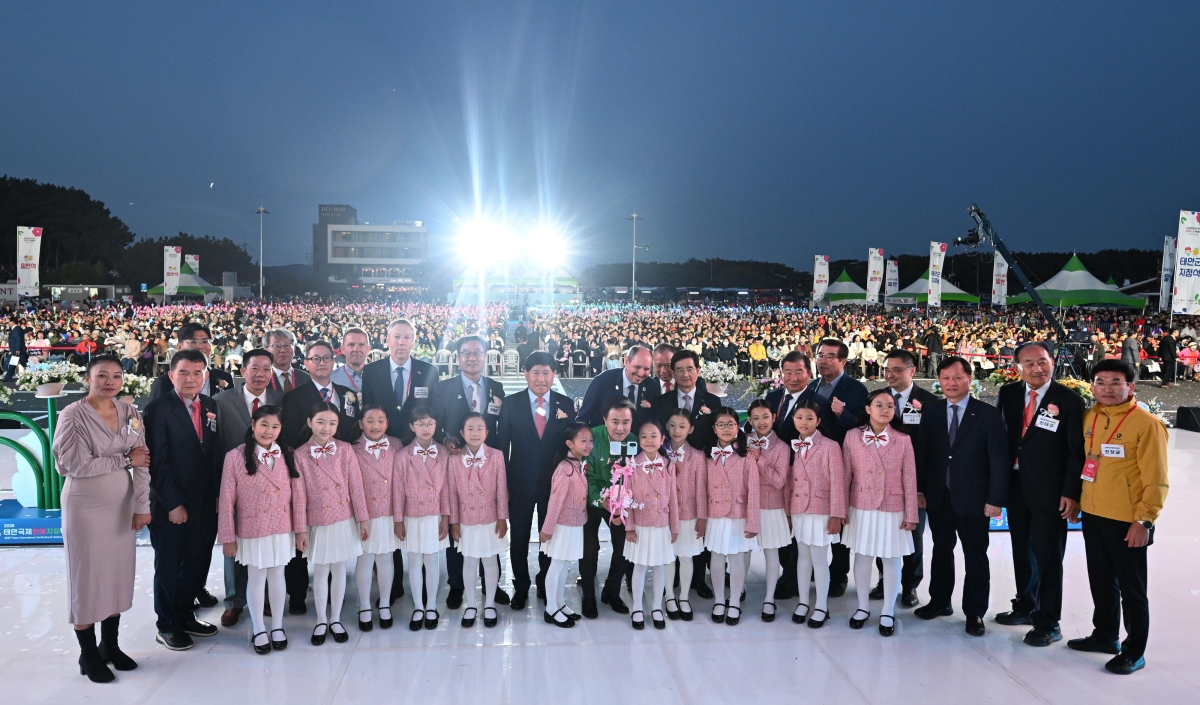 25일 충남 태안군 안면읍 꽃지해안공원 특설무대에서 열린 2026 태안국제원예치유박람회 개막식에서 김태흠 충남도지사,  김선규 호반그룹 회장 및 내빈들이 기념촬영을 하고 있다. 2026.4.25 태안 도준석 전문기자