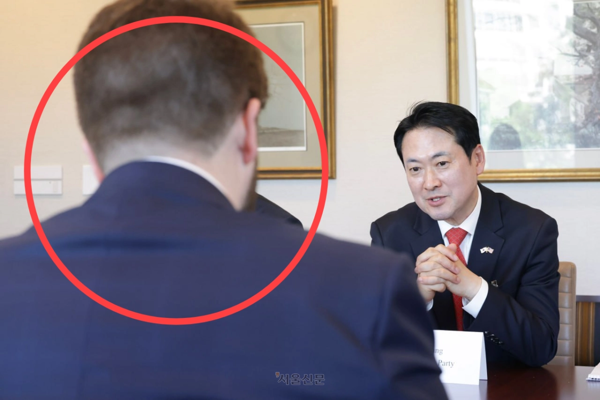 장동혁 국민의힘 대표가 사흘간 미국 체류 일정을 연장한 이후인 16일(현지시간)에 진행한 일정 관련 사진을 이날 출입기자단에 배포했다. 사진은 파일명에 16일이라고 밝힌 미국 국무부 차관보 면담 모습. 2026.4.19 국민의힘 제공