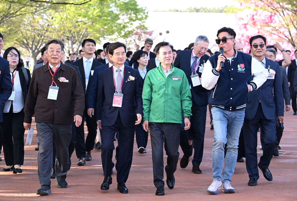 박람회 공동조직위원장인 김태흠(오른쪽부터) 충남지사, 김선규 호반그룹 회장, 가세로 태안군수가 이날 현장을 둘러보는 모습. 태안 도준석 전문기자