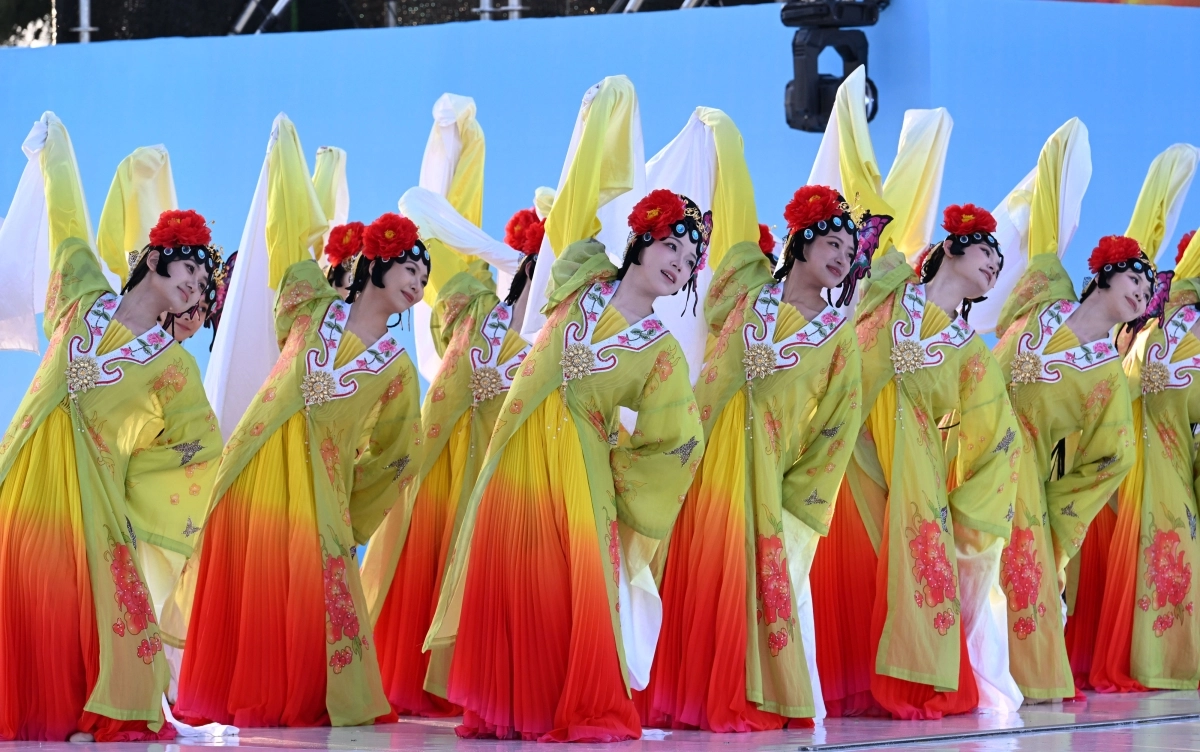 충남 태안군 안면읍 꽃지해안공원 특설무대에서 열린 2026 태안국제원예치유박람회 개막식에서 중국 쓰촨대학 금강학원 무용단이 축하공연을 하고 있다. 2026.4.25 태안 도준석 전문기자