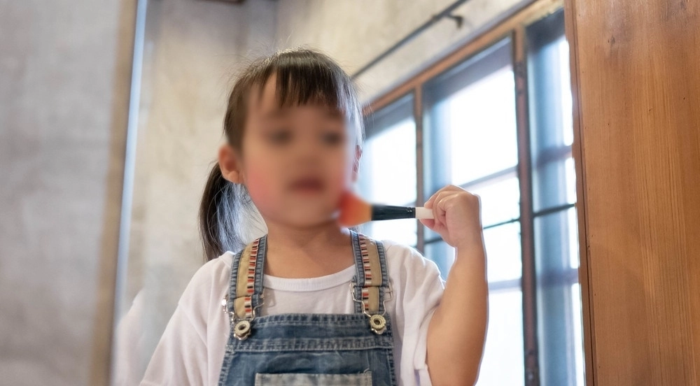 화장하고 있는 아이 이미지. 아이클릭아트 자료사진