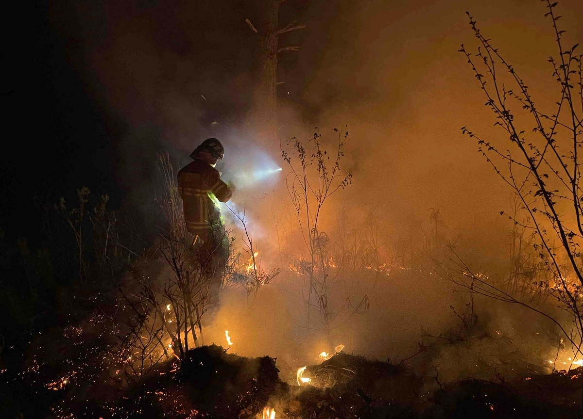 지난 22일 방화범도 전자발찌 대상에 추가하는 전자장치부착법 개정안이 발의됐다. 사진은 지난 21일 강원 영월의 한 야산에서 불이 나 소방대원이 진화작업을 벌이는 모습. 강원도 산불방지센터 제공