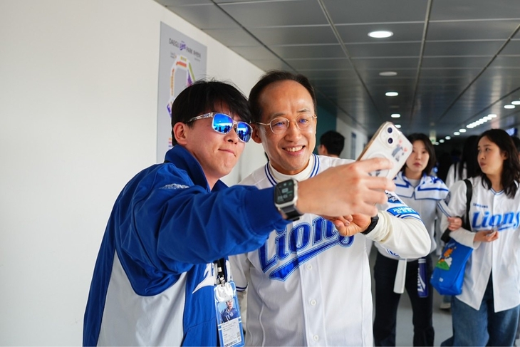 대구시장 예비경선후보인 추경호 국민의힘 국회의원(대구 달성구)이 지난 28일 대구 삼성 라이온스 프로야구 개막전을 찾아 야구팬들과 소통하고 있다. 2026.3.29 추경호 의원 페이스북 캡처