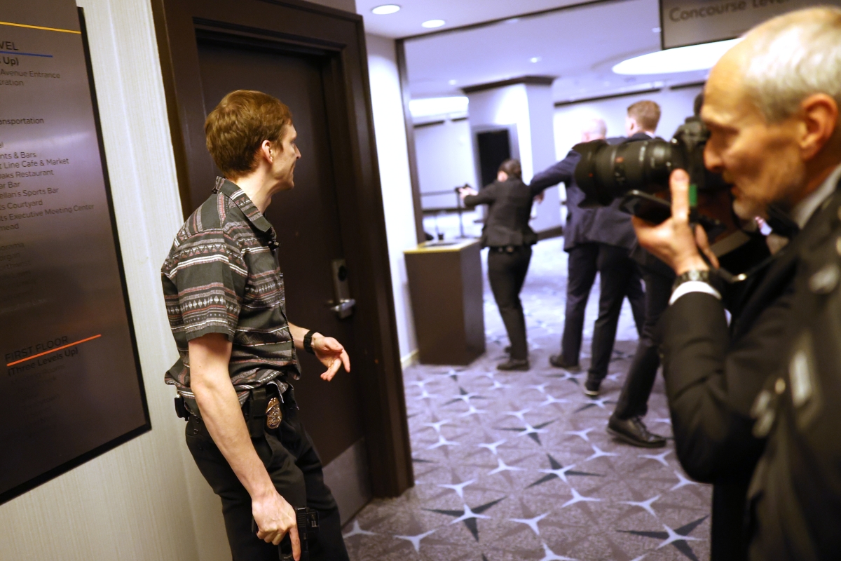 25일(현지 시간) 미국 워싱턴의 힐튼 호텔에서 도널드 트럼프 미국 대통령 내외 등이 참석한 ‘백악관 출입기자단 연례 만찬’(WHCD)장에서 총격이 발생해 비밀 경호국(SS) 요원들이 대응하고 있다. 트럼프 대통령 내외와 JD 밴스 부통령 등은 안전하게 피신했고 용의자는 체포된 것으로 알려졌다. 뉴시스