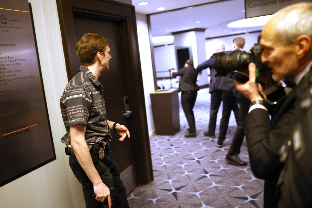 25일(현지 시간) 미국 워싱턴의 힐튼 호텔에서 도널드 트럼프 미국 대통령 내외 등이 참석한 ‘백악관 출입기자단 연례 만찬’(WHCD)장에서 총격이 발생해 비밀 경호국(SS) 요원들이 대응하고 있다. 트럼프 대통령 내외와 JD 밴스 부통령 등은 안전하게 피신했고 용의자는 체포된 것으로 알려졌다. 뉴시스