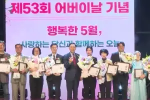 자리에서 박수만? 이젠 무대에서 공연을… 강남스타일 어버이날 행사 눈길