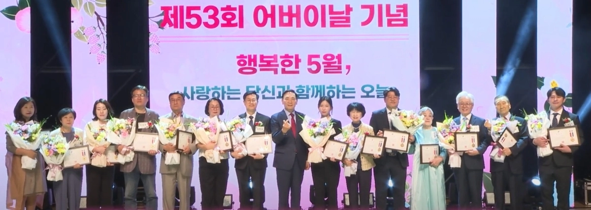 조성명(왼쪽 여덟번째) 서울 강남구청장이 지난해 제53회 어버이날 기념식에서 표창장을 수여한 뒤 수상자들과 함께 기념 사진을 찍고 있다. 강남구 제공