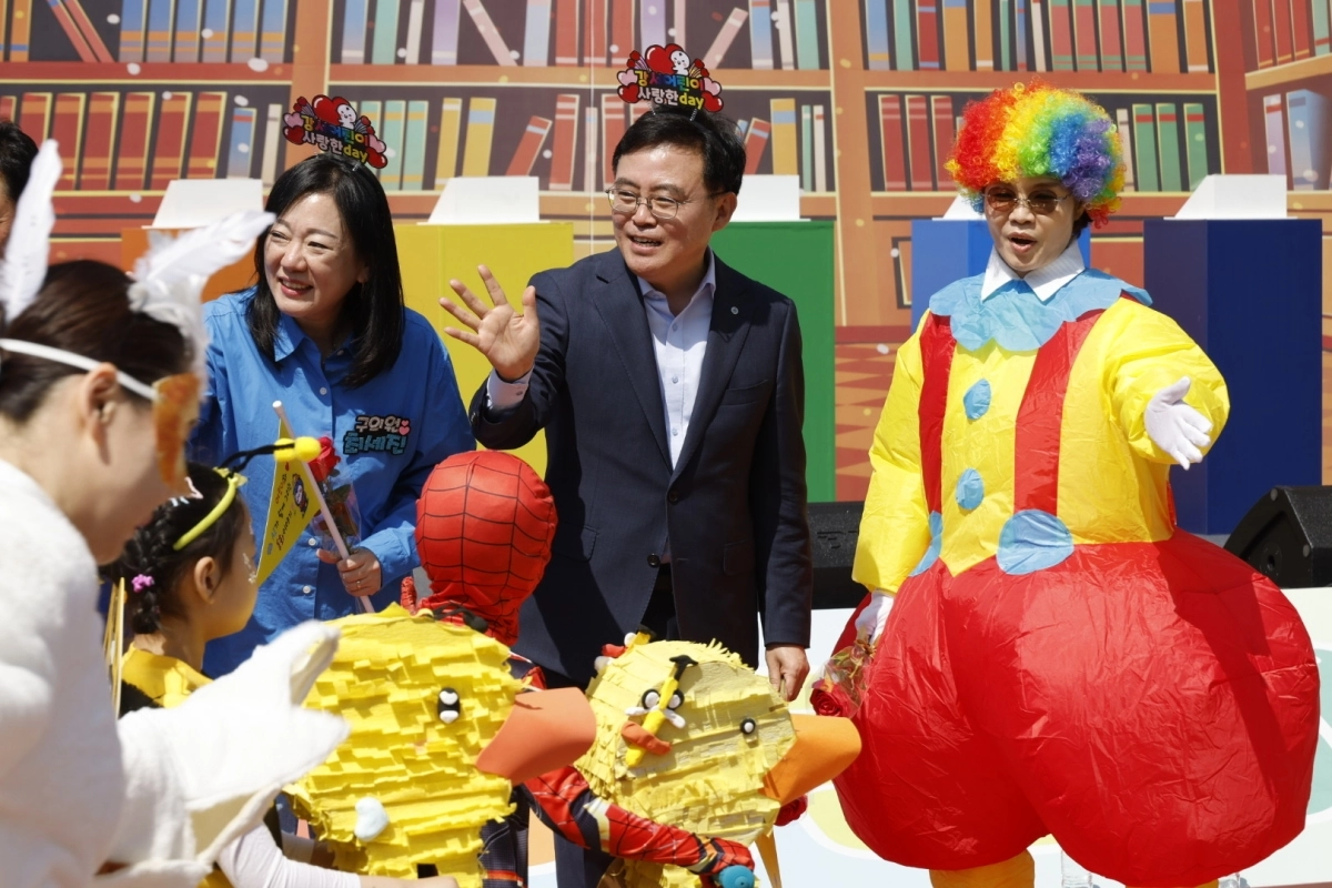 진교훈(가운데) 서울 강서구청장이 25일 방화근린공원 일대에서 열린 강서어린이 동화축제에서 어린이들에게 인사를 하고 있다. 강서구 제공