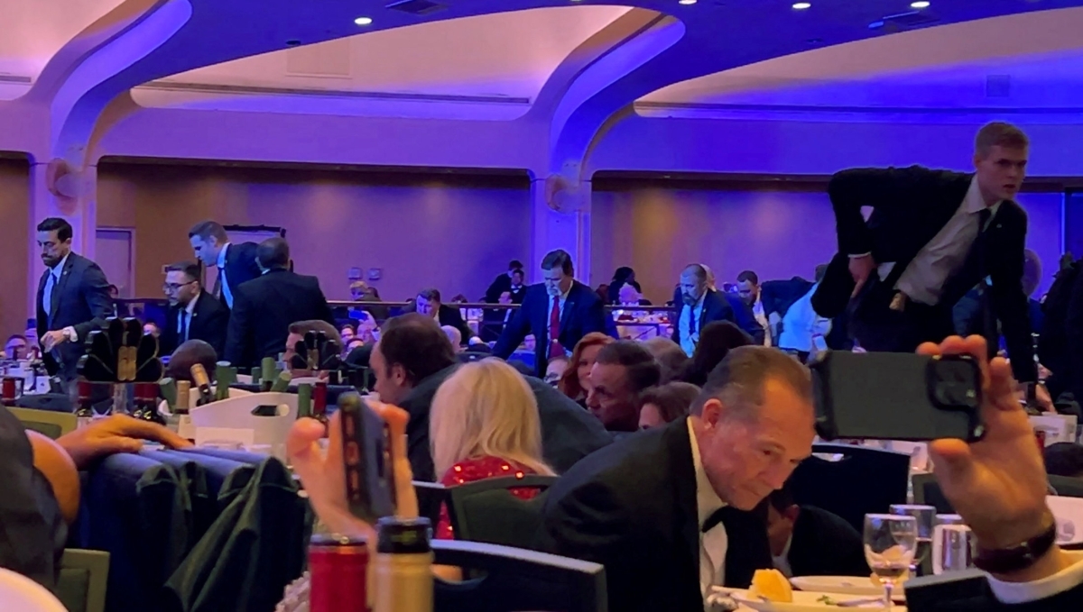 25일(현지시간) 미국 워싱턴DC에서 열린 연례 백악관 특파원 만찬에서 한 남성이 행사장 밖에서 보안 요원에게 산탄총으로 총격을 가한 직후, 비밀경호국 요원들이 내각 구성원들을 대피시키기 위해 만찬장에 들어서고 있다. 2026.4.25. 로이터 연합뉴스