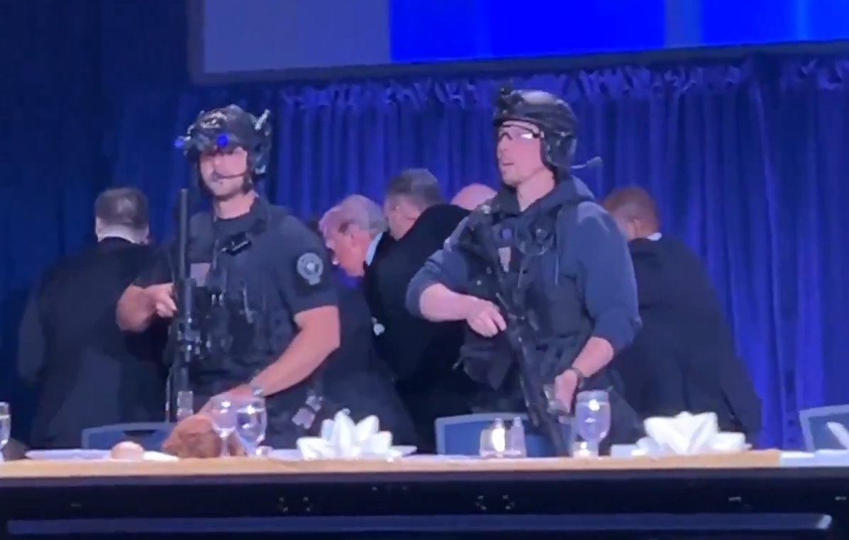 25일(현지시간) 백악관 기자 만찬회에서 비밀 경호원들이 보안 사고에 대응하고 있다. 2026.4.26 X 캡처