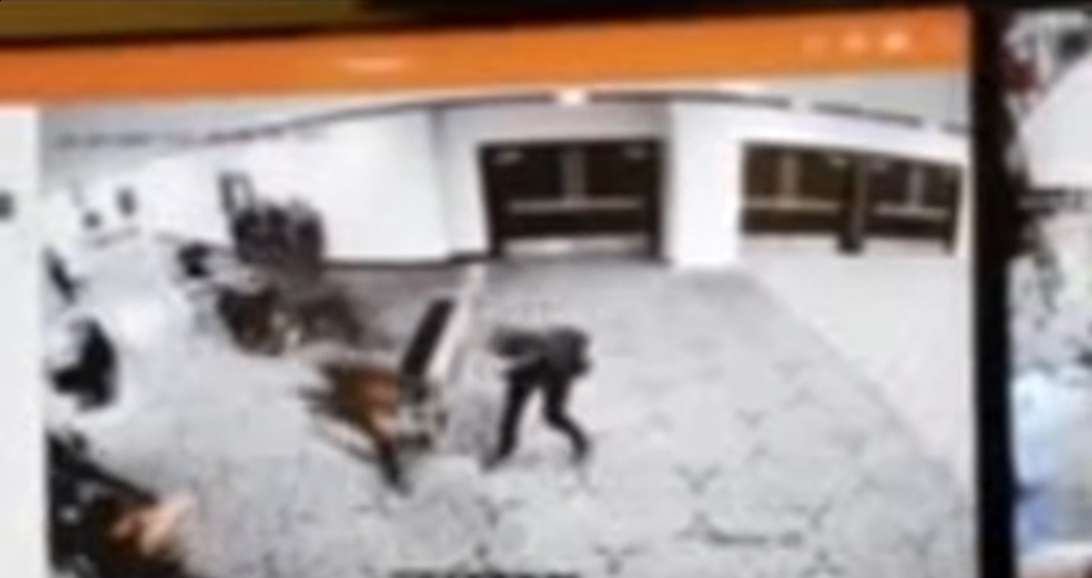 도널드 트럼프 미국 대통령이 25일(현지시간) 자신의 SNS에 공개한 총격 용의자 CCTV 장면. 2026.4.26 트루스소셜 캡처