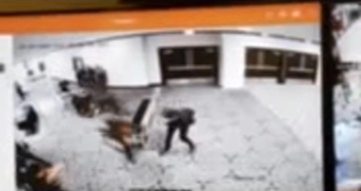 도널드 트럼프 미국 대통령이 25일(현지시간) 자신의 SNS에 공개한 총격 용의자 CCTV 장면. 2026.4.26 트루스소셜 캡처