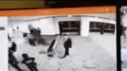 도널드 트럼프 미국 대통령이 25일(현지시간) 자신의 SNS에 공개한 총격 용의자 CCTV 장면. 화면 중앙에 서 있는 사람은 보안요원이며 10초쯤 왼쪽에서 달려오는 사람이 용의자. 2026.4.26 트루스소셜 캡처