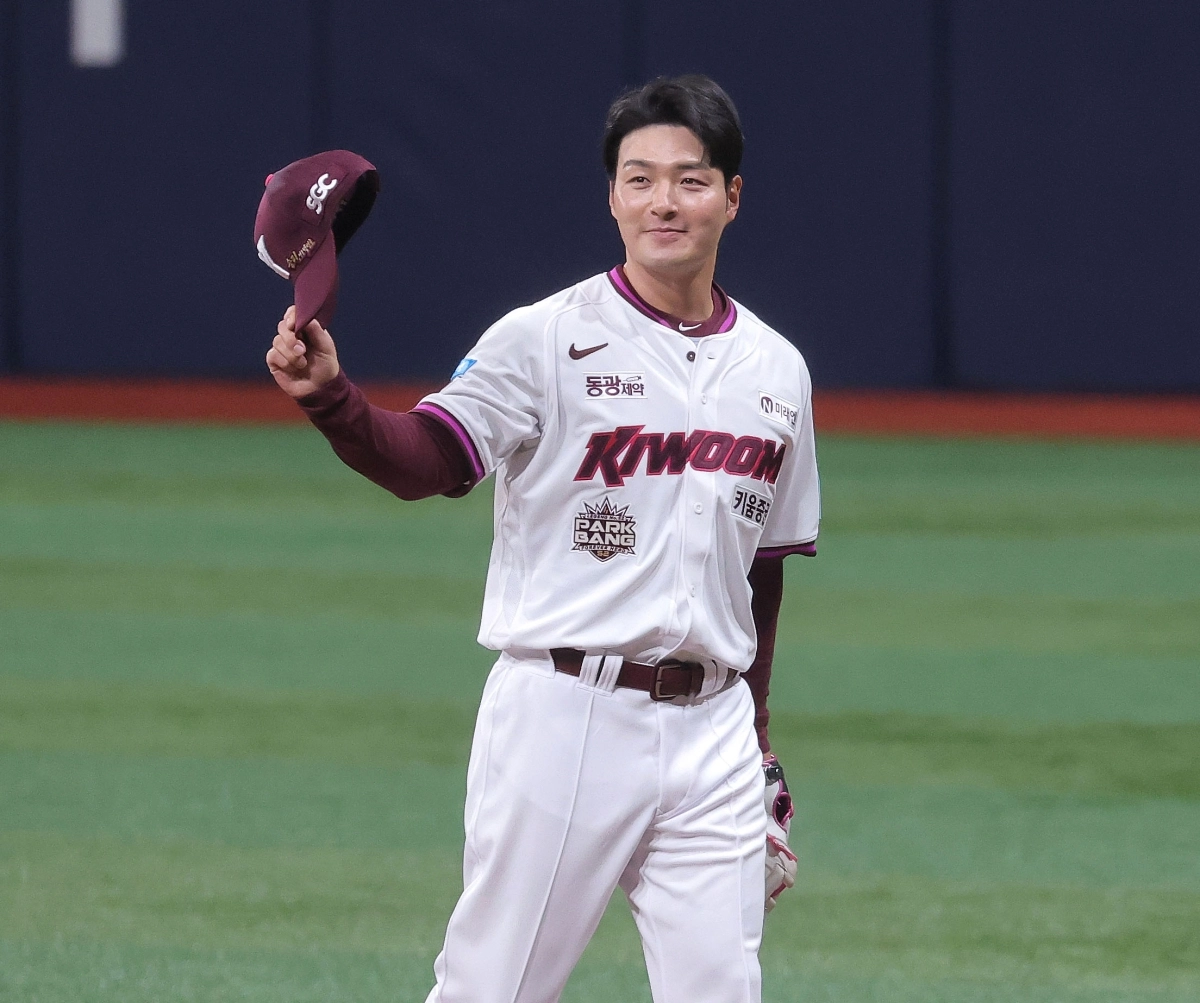 박병호 키움 히어로즈 코치가 26일 서울 고척스카이돔에서 열린 KBO 프로야구 삼성 라이온즈와 키움 히어로즈의 경기에서 특별 엔트리로 출전한 뒤 교체돼 더그아웃으로 향하며 인사하고 있다.  연합뉴스