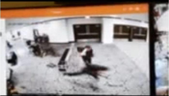 트럼프 대통령 총격 시도범이 25일(현지시간) 힐튼 호텔 안의 검색대를 뛰어서 통과하고 있는 모습. 트루스소셜 캡처