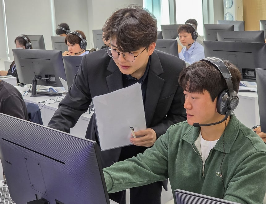 지난 18일 경기 수원시에 위치한 삼성전자 인재개발원에서 삼성전자 감독관이 삼성직무적성검사 응시자를 대상으로 예비 소집을 진행하는 모습.  삼성전자 제공