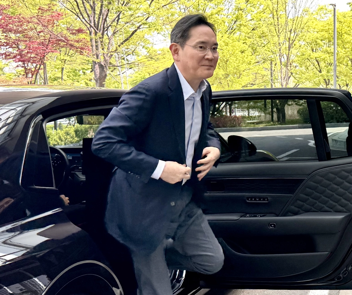 이재용 삼성전자 회장이 인도·베트남 경제사절단 동행을 위해 19일 서울 강서구 서울김포비즈니스항공센터(SGBAC)를 통해 출국하고 있다. 연합뉴스