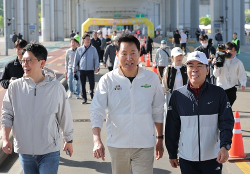 오세훈(앞 줄 가운데) 서울시장이 26일 쉬엄쉬엄 모닝 행사가 열린 서울 잠수교를 걸어가고 있다.  연합뉴스