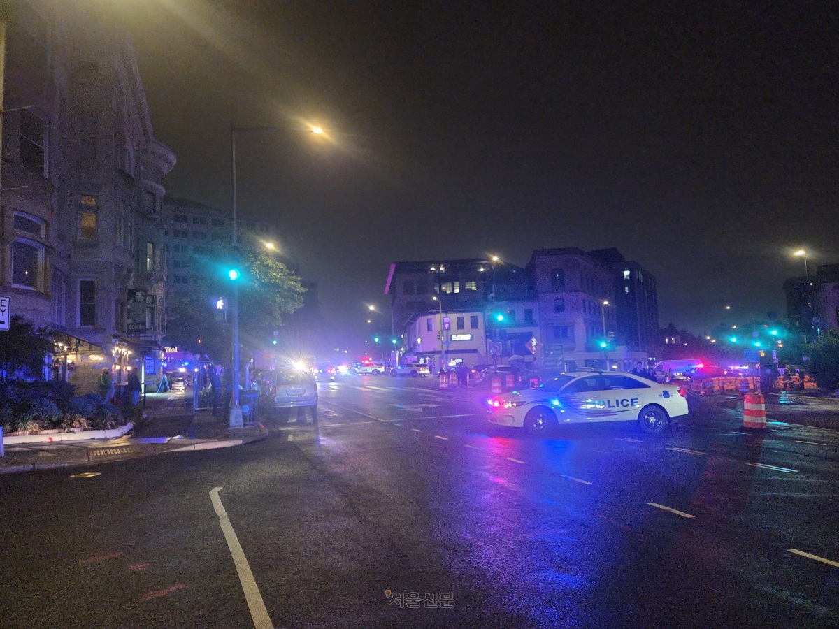 도널드 트럼프 미국 대통령 암살 시도 의심 총격 사건이 발생한 워싱턴DC 힐튼 호텔 인근에서 경찰이 출입을 통제를 하고 있다. 워싱턴DC 임주형 특파원