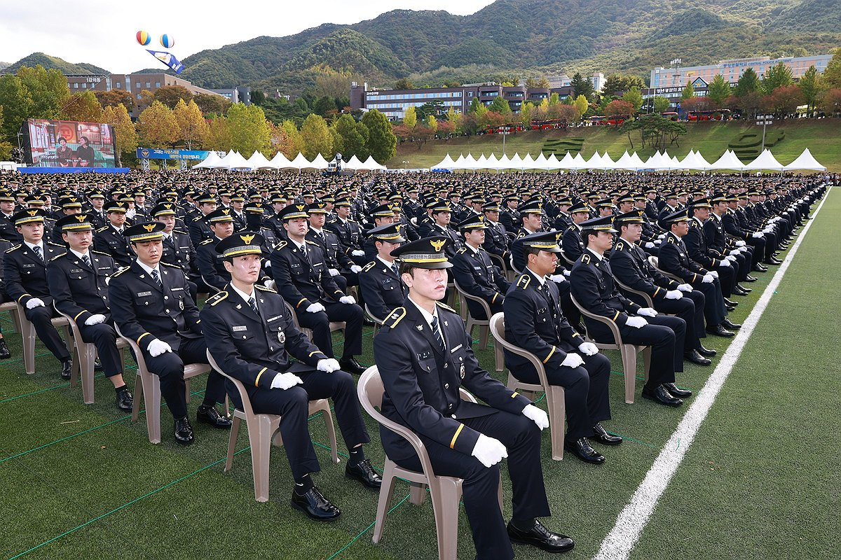 지난해 10월 24일 충북 충주시 중앙경찰학교 대운동장에서 제317기 교육생들이 졸업식에 임하고 있다. 경찰청 제공