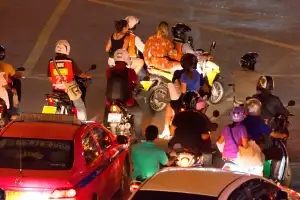 “제발 세워주세요” 오토바이 ‘마약 질주’에 교차로서 뛰어내린 태국 여고생