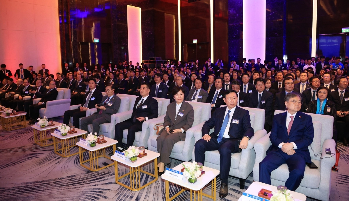 조현 외교부 장관(오른쪽부터), 신동빈 롯데그룹 회장, 송미령 농림축산식품부 장관, 장인화 포스코홀딩스 회장, 김윤덕 국토교통부 장관, 정기선 HD현대 회장 등이 23일(현지시간) 베트남 하노이 한 호텔에서 열린 한-베트남 비즈니스포럼에 참석해 있다.  연합뉴스