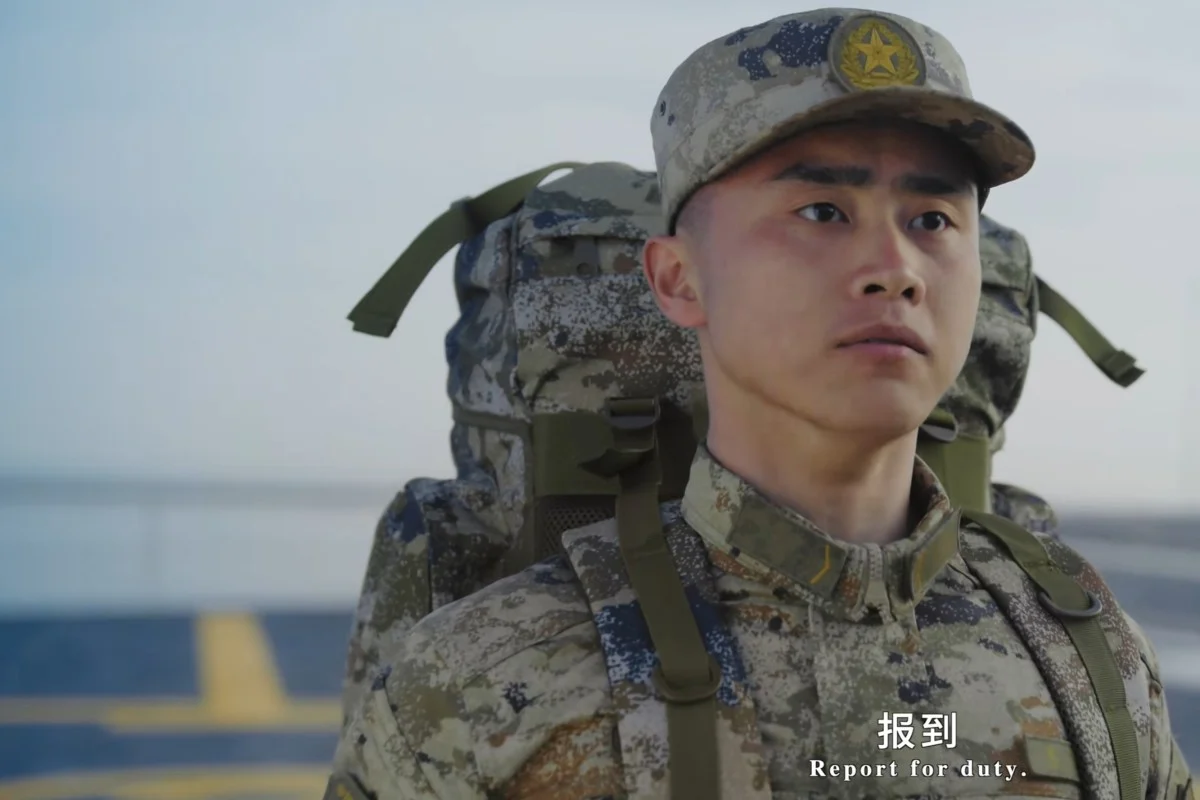중국 인민해방군이 창설 기념으로 공개한 선전영화의 한 장면. 핵항공모함과 같은 발음의 이름을 가진 19살 신병 ‘허젠’의 모습. 중국 중앙(CC)TV 캡처