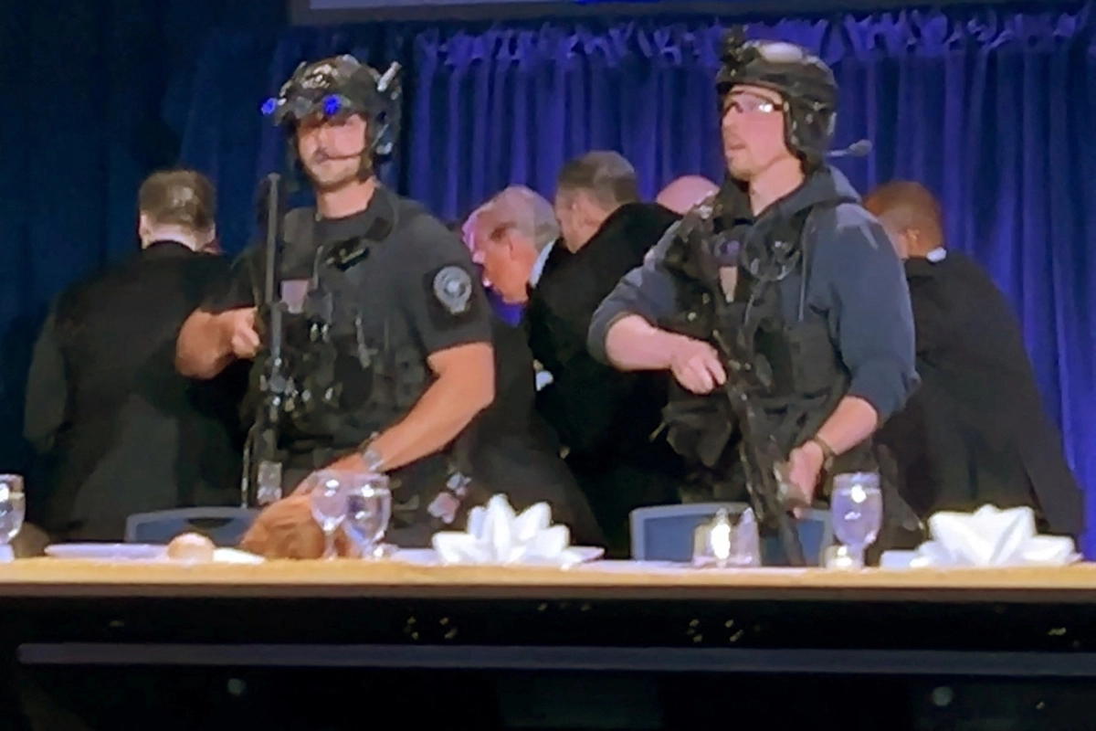 미국 워싱턴DC의 워싱턴 힐튼 호텔에서 25일(현지시간) 열린 백악관 출입기자협회(WHCA) 만찬 행사 도중 총성이 들리자 도널드 트럼프(왼쪽 세 번째) 미국 대통령이 경호 인력의 호위를 받으며 현장을 빠져나가고 있다. 워싱턴DC 로이터 연합뉴스